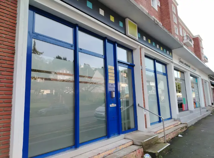 Devanture d'un local professionnel entretenu par A.J.S. Nettoyages au Havre