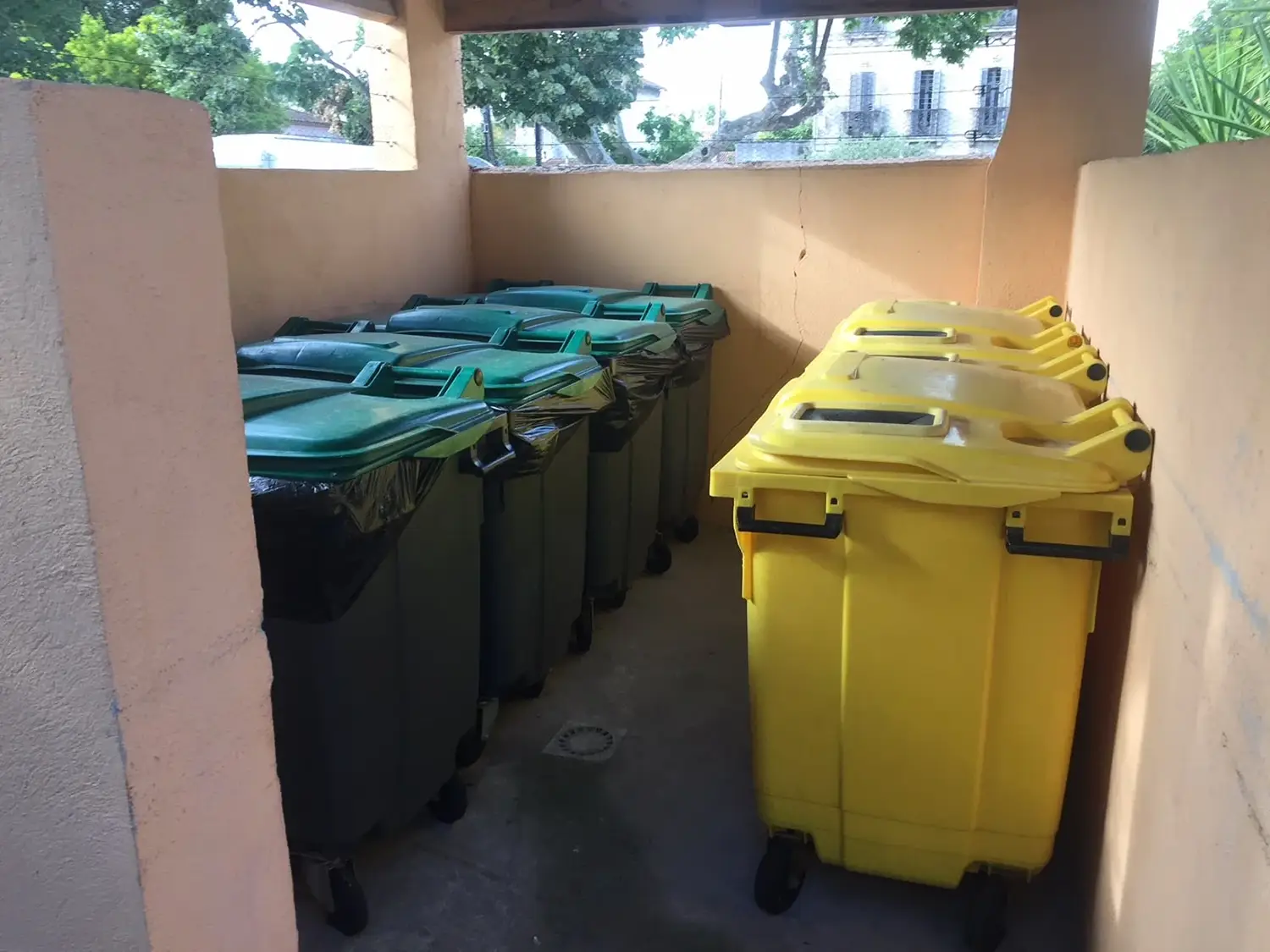 Local poubelles d'une copropriété au Havre entretenu et désinfecté par A.J.S.