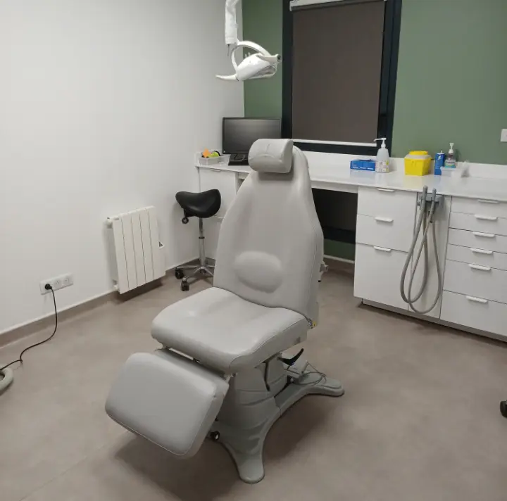 Salle de soin paramédical entretenue par A.J.S. Nettoyages avec discrétion